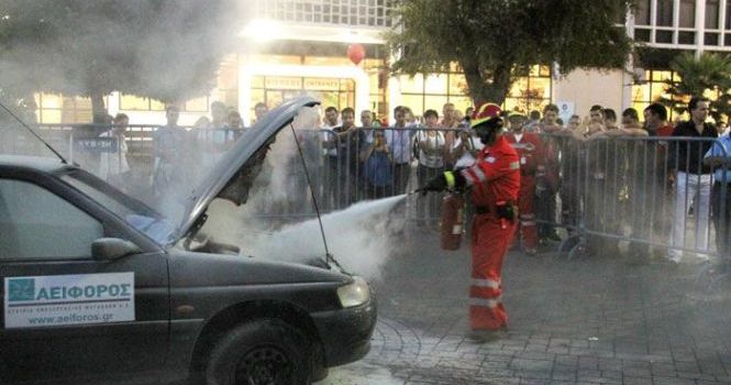 Η εταιρεία επεξεργασίας μετάλλων ΑΕΙΦΟΡΟΣ Α.Ε. παραχώρησε το αυτοκίνητο για τον απεγκλωβισμό και την πυρόσβεση.